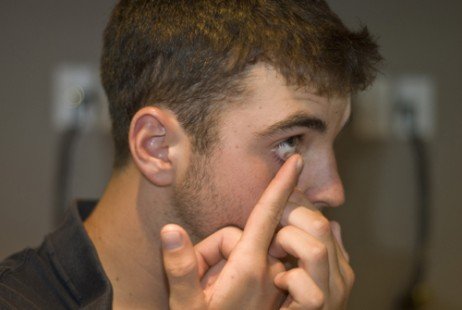 Saber como usar lentes de contato é muito mais importante do que você imagina! Aprendendo a usar lentes de contato