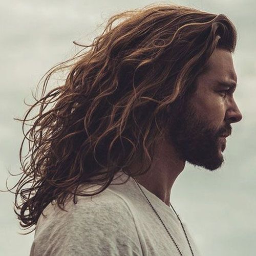 Que tal cabelos esvoaçantes, longos, e ondulados? Penteados para cabelos masculinos