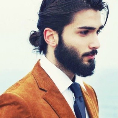 Como estilizar cabelo masculino longo? Homem com barba e rabo de cavalo