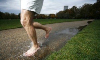 Na natureza, correr descalço traz muitas vantagens, como poder sentir o chão onde pisa