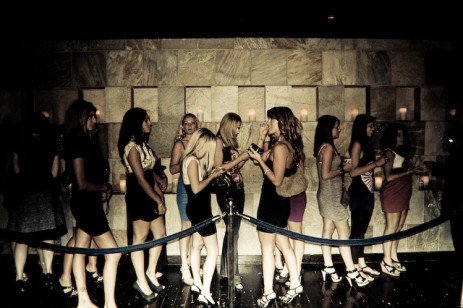 Fila de mulheres bonitas
