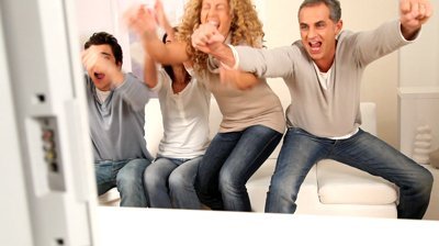 Amigos assistindo jogos juntos