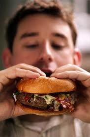 Comendo fast food