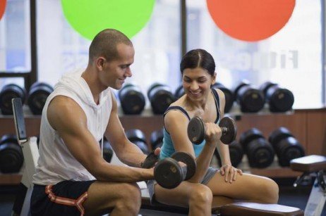 Homens aprendendo malhação com mulheres
