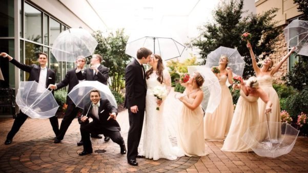 Decidir entre casamento e viagem
