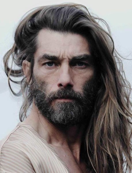 Combinando barba e cabelos longos