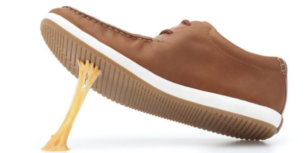 Chiclete nos sapatos