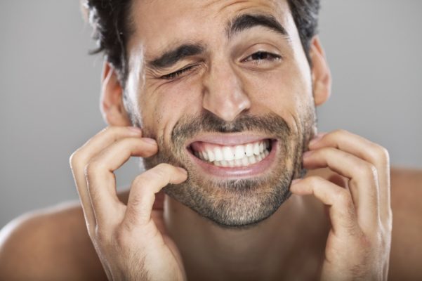 Barba coçando