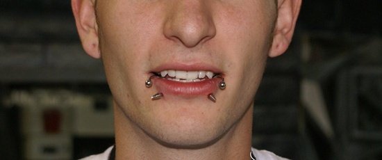 Piercing masculino na boca