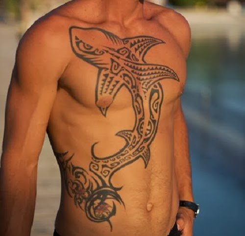 Tatuagem tribal de tubarão
