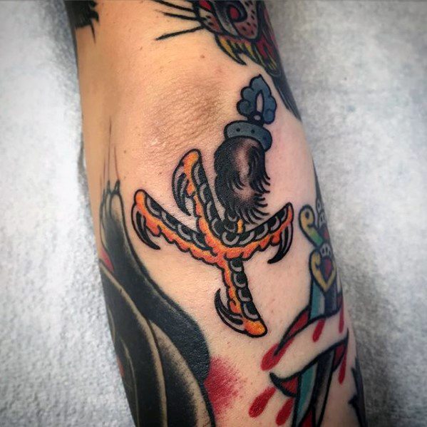 Garra de águia tatuada