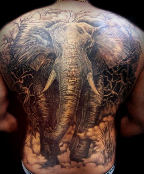 Tatuagem de elefante nas costas