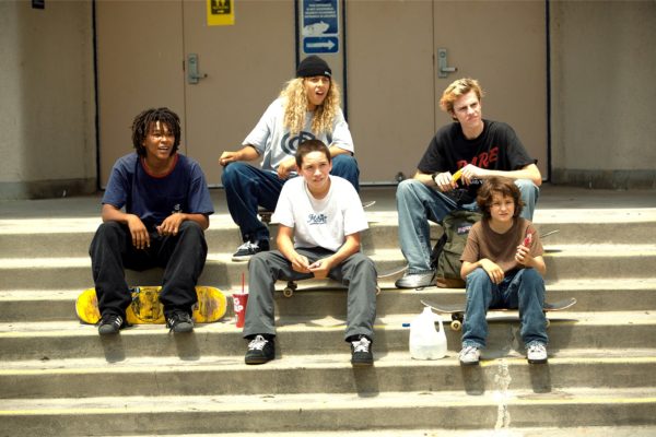 Jovens com estilo skatista