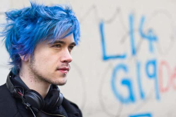 luzes azul no cabelo masculino